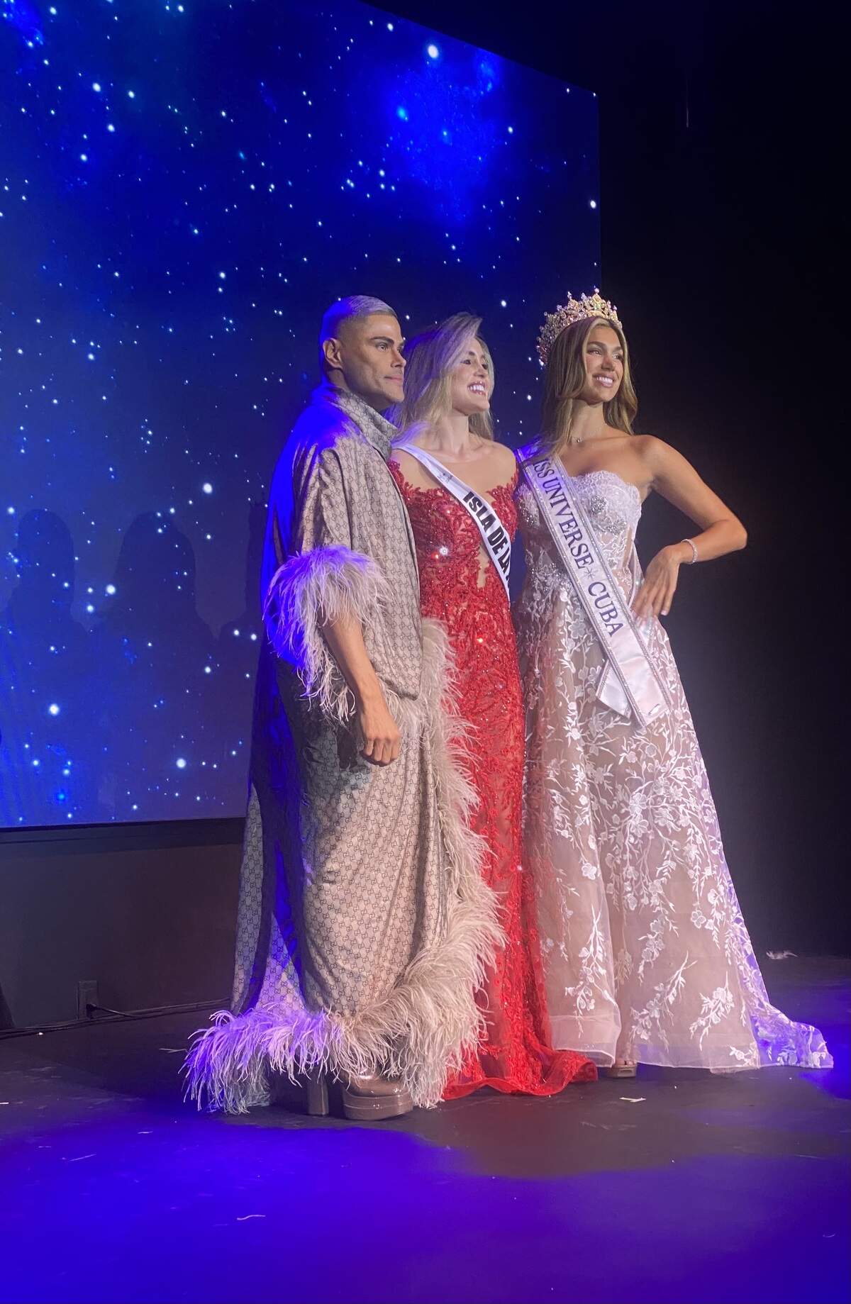 Prince Julio César and Lina Luaces, Miss Universe Cuba 2025, after presenting the official ‘Isla de la Juventud’ sash to Mia Donadio—a contestant for Miss Universe Cuba 2026—on July 13 at the Miami Theater.