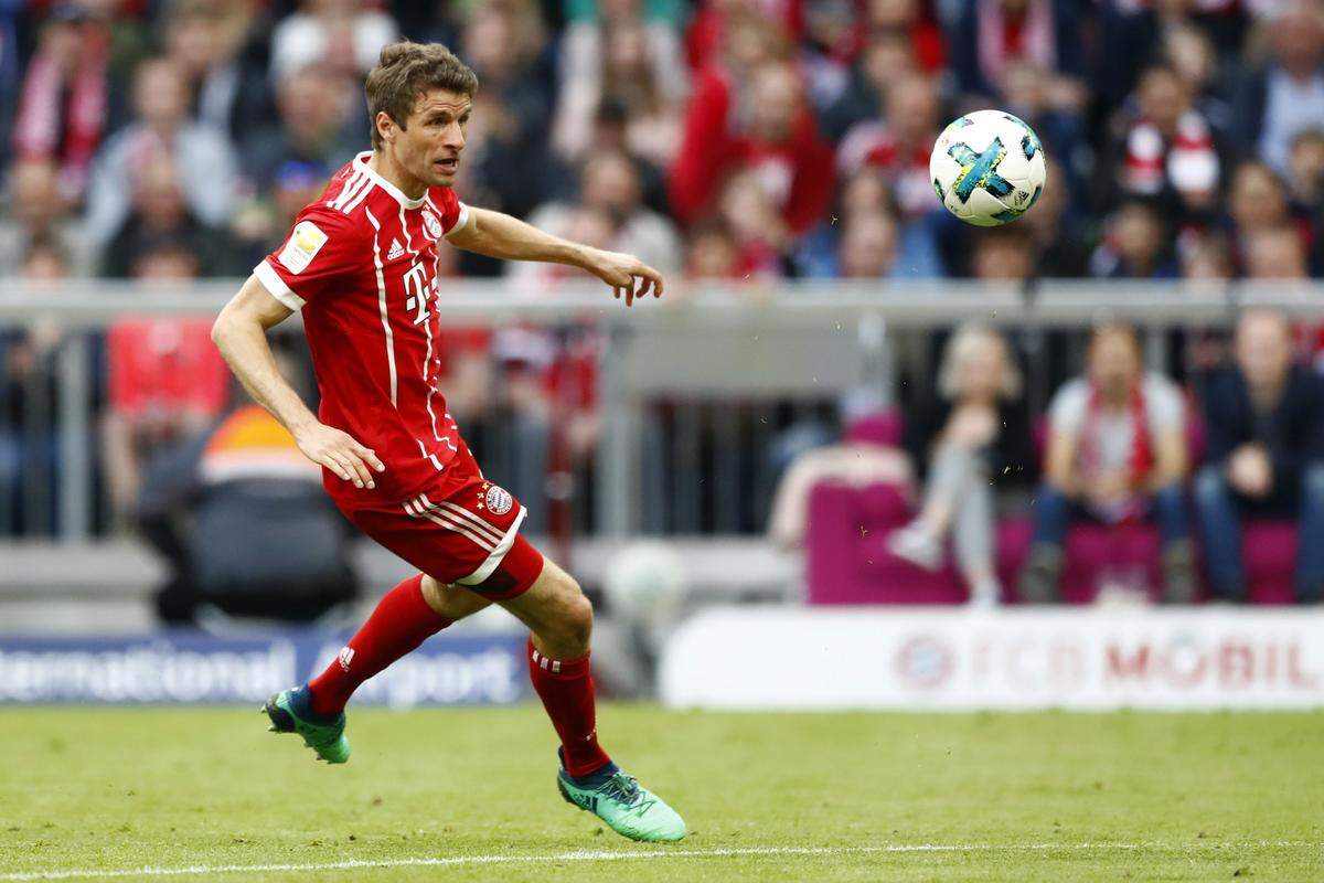 Bayern's Thomas Mueller watches the ball during the German Bundesliga soccer match between FC Bayern Munich and Borussia Moenchengladbach in Munich, Germany, Saturday, April 14, 2018. (AP Photo/Matthias Schrader)