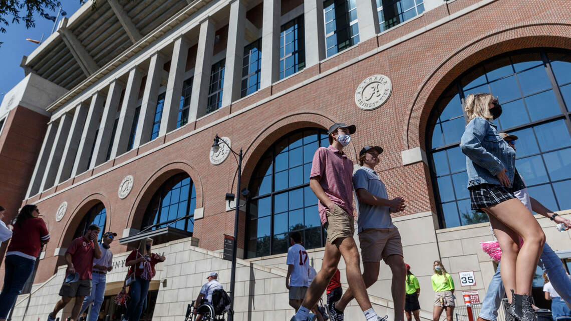 Colleges may be COVID superspreaders in their area, study finds. Here are the numbers