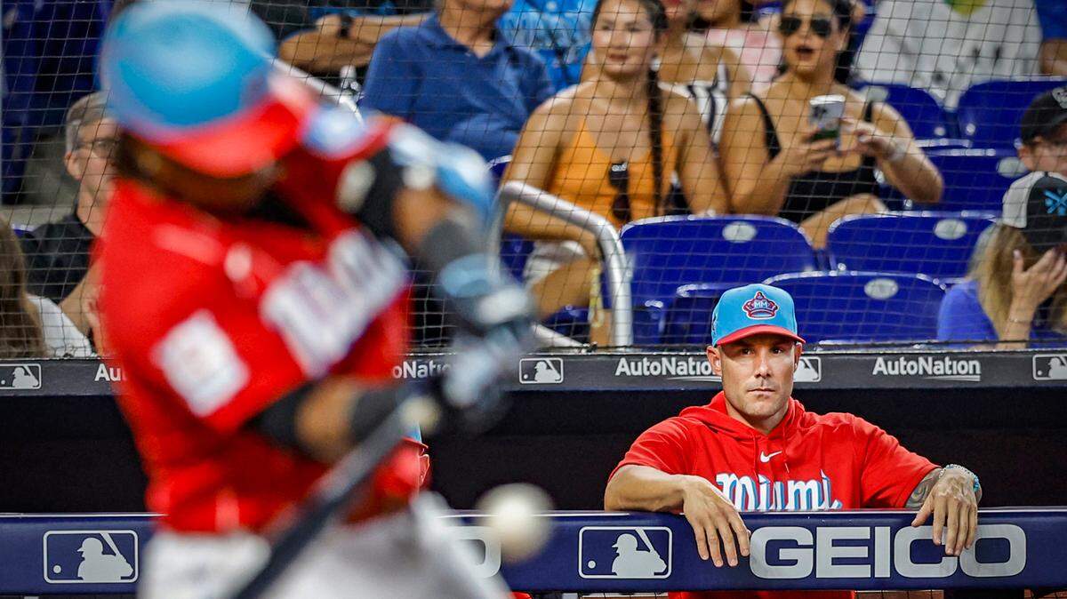Con una racha de ocho derrotas, el manager de los Marlins Skip Schumaker enfrenta su primer gran reto de la temporada. 