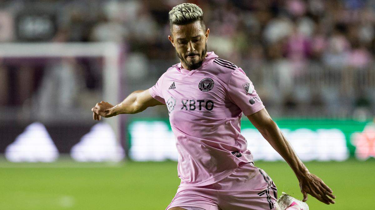 El mediocampista de Inter Miami Jean Mota (7) dispara contra Philadelphia Union en un partido de la MLS en el estadio DRV PNK el sábado 4 de marzo de 2023 en Fort Lauderdale, Florida.