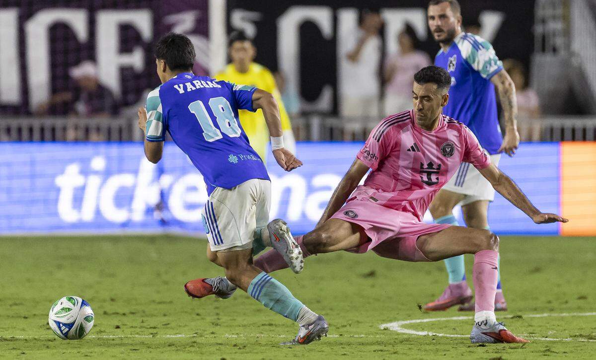 Inter Miami midfielder Sergio Busquets (5) defends as Seattle Sounders midfielder Obed Vargas (18) runs with the ball in the second half of their MLS match at Chase Stadium on Tuesday, Sept. 16, 2025, in Fort Lauderdale, Fla.