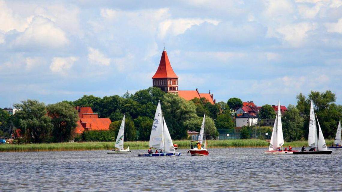 A volunteer history society found an ax head and two bronze hoop ornaments buried by someone in Zalewo about 2,500 years ago, photos show.