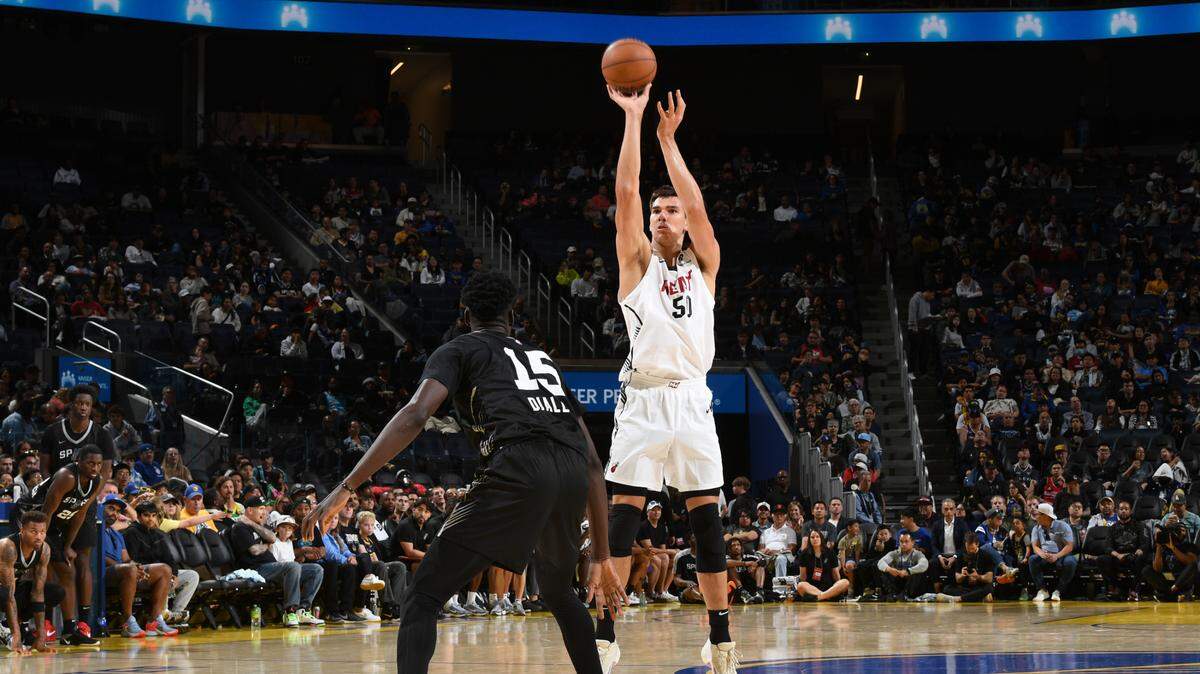 El novato del Heat Vladislav Goldin tira al aro ante los Spurs de San Antonio, en el partido de la Liga de Verano celebrado el 5 de julio de 2025 en San Francisco, California.