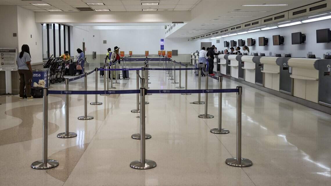 El fin del TPS deja sin trabajo a quienes sostenían aeropuertos y hoteles del sur de Florida
