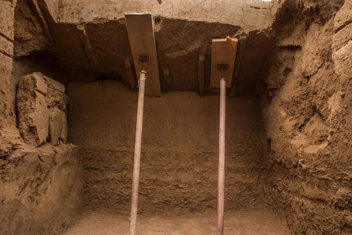 The rear chamber of M452, a rare earthen cave tomb.