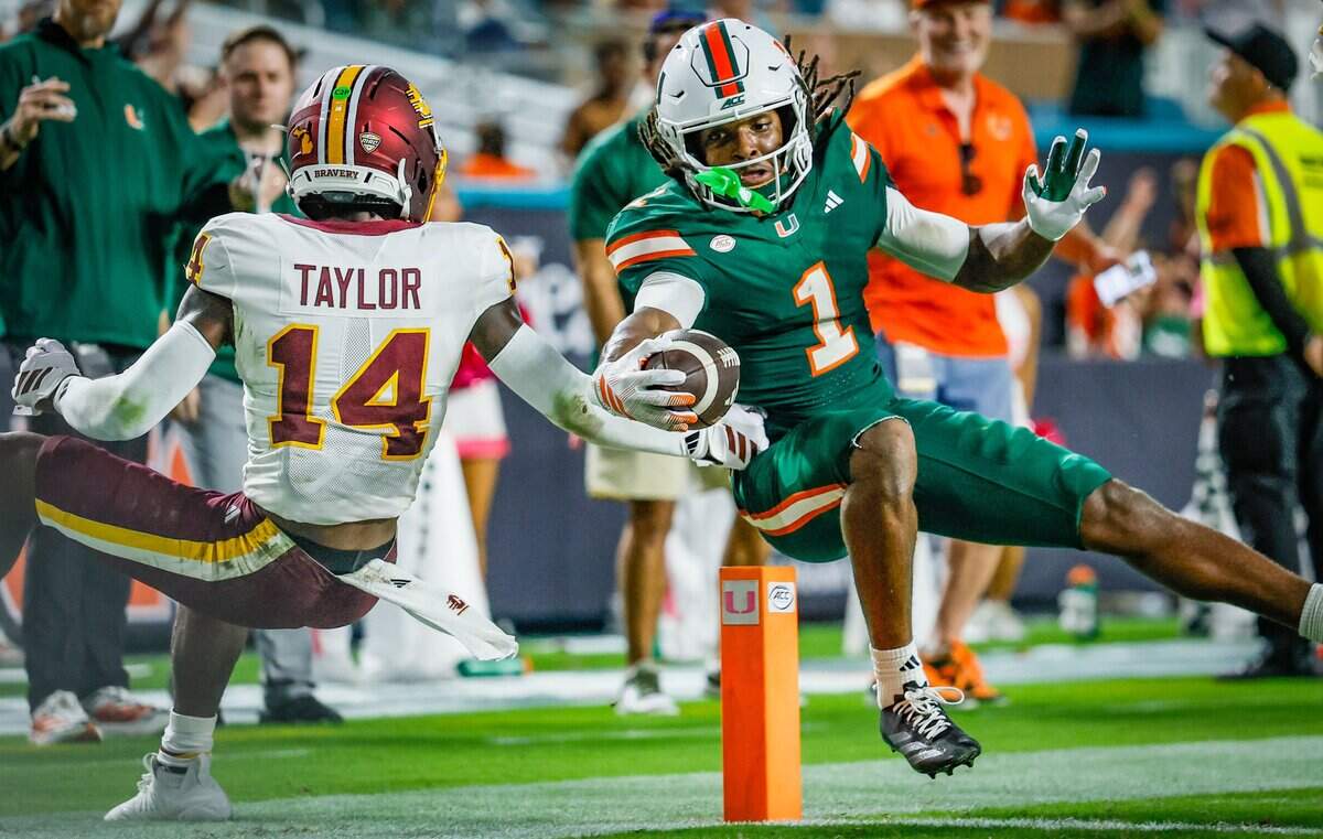 Penerima lebar Miami Hurricanes Malachi Toney (1) pada penerimaan umpan ke garis satu yard saat bek bertahan Central Michigan Chippewas Justin Taylor (14) bertahan selama babak pertama di Hard Rock Stadium di Miami Gardens, Florida, pada Sabtu, 26 September 2026.