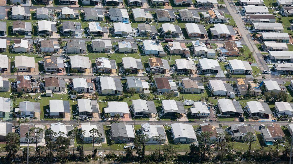 Vista aérea de casas dañadas por el huracán Ian en los alrededores de Fort Myers el jueves 29 de septiembre de 2022.