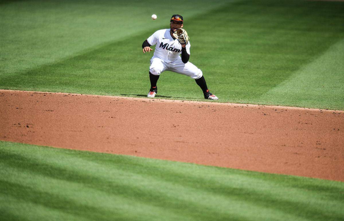 Isan Diaz de los Miami Marlines captura un batazo recto en la segunda entrada en contra de los New York Mets en un juego del Entrenamiento de primavera, en el Roger Dean Chevrolet Stadium, el 1º de marzo de 2021, en Jupiter, Florida.