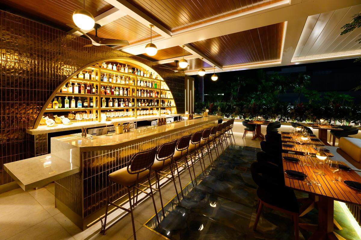 The outdoor bar at Oro in Miami Beach.