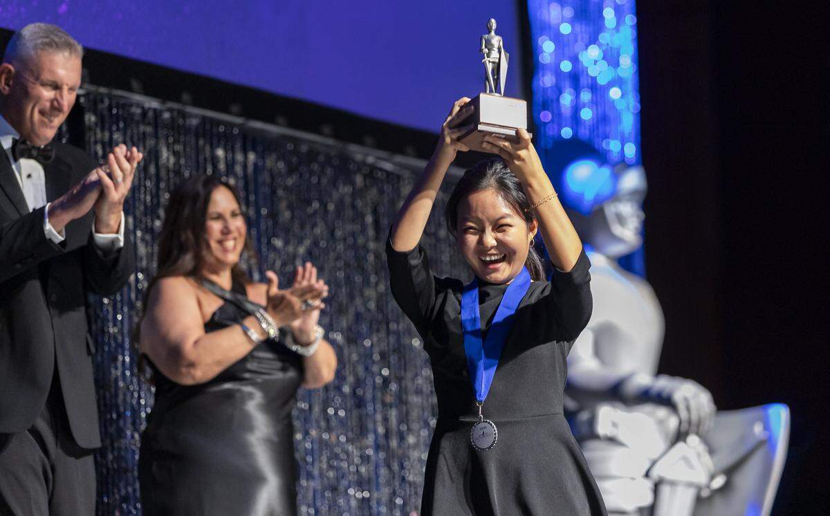 La estudiante Diana Cho celebra en el escenario tras imponerse en la categoría de inglés y literatura durante la 68 ceremonia de entrega de los premios Silver Knight del Miami Herald y el Nuevo Herald, celebrada el 12 de mayo de 2026 en el James L. Knight Center en Miami, Florida.