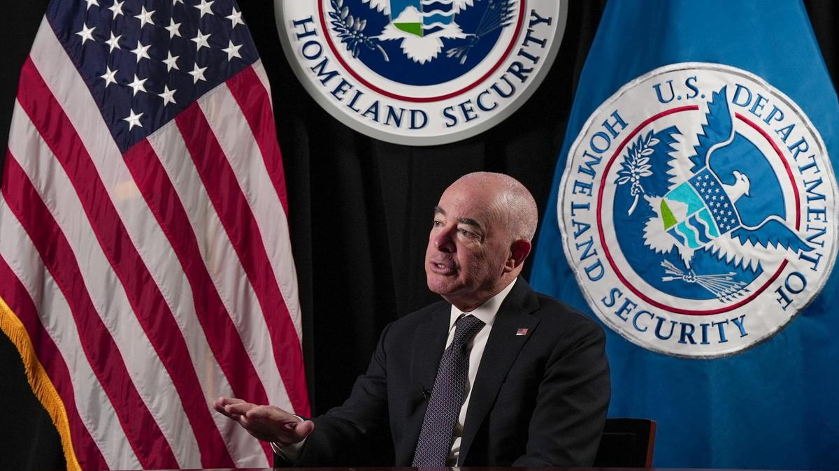 El secretario de Seguridad Nacional, Alejandro Mayorkas, habla durante una entrevista con McClatchy y el Miami Herald en la sede del DHS, en Washington DC, el jueves 4 de abril de 2024.