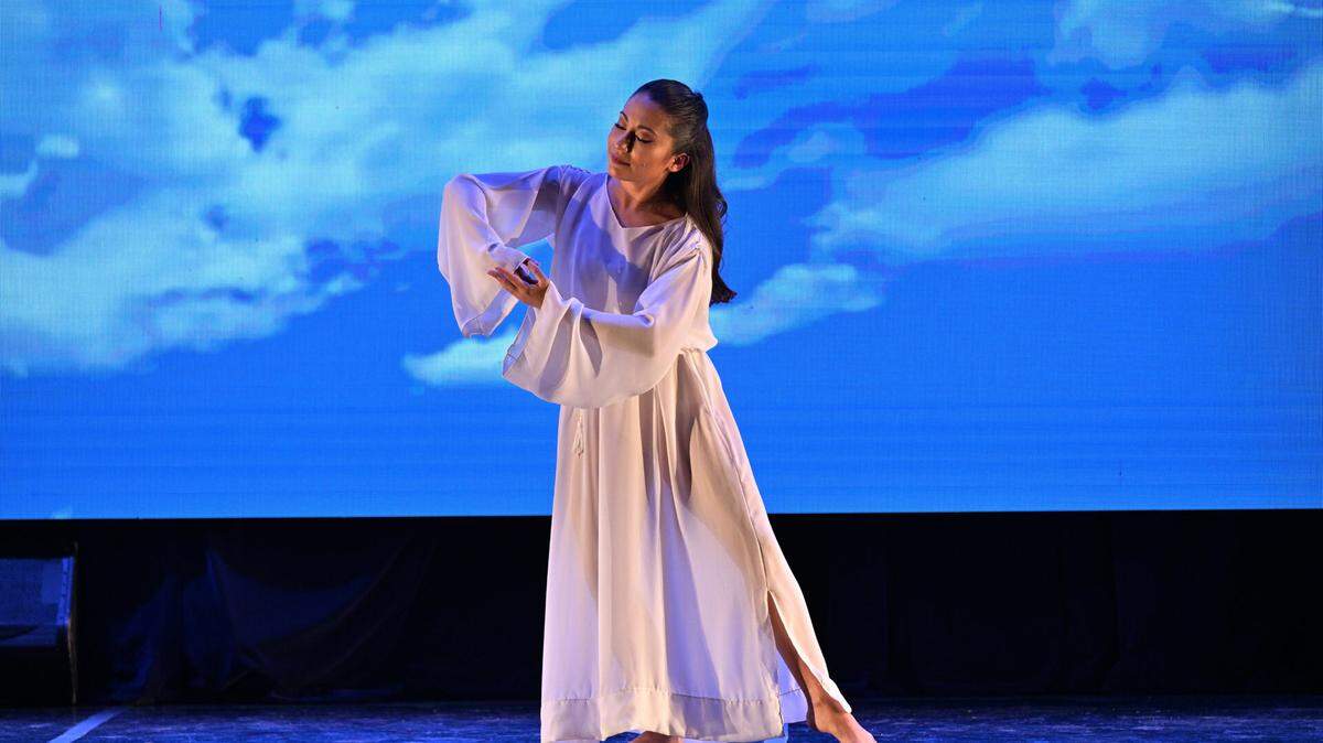 Allyn Ginns Ayers dances in the role of the mother in “Ave Maria” by Isadora Duncan, to be performed by Dance Now! Miami at Miami Theater Center on Dec. 11 in Miami Shores. “Ave Maria” is part of a program entitled “Stories for the Holidays,” which includes four short pieces from Duncan.