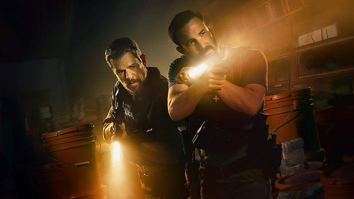 Ben Affleck y Matt Damon en la película The Rip (2026) © Netflix, Inc.