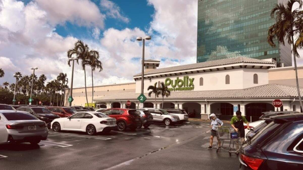 Is this Kendall Publix getting a Pours bar with beer and wine? Signs point to ye...