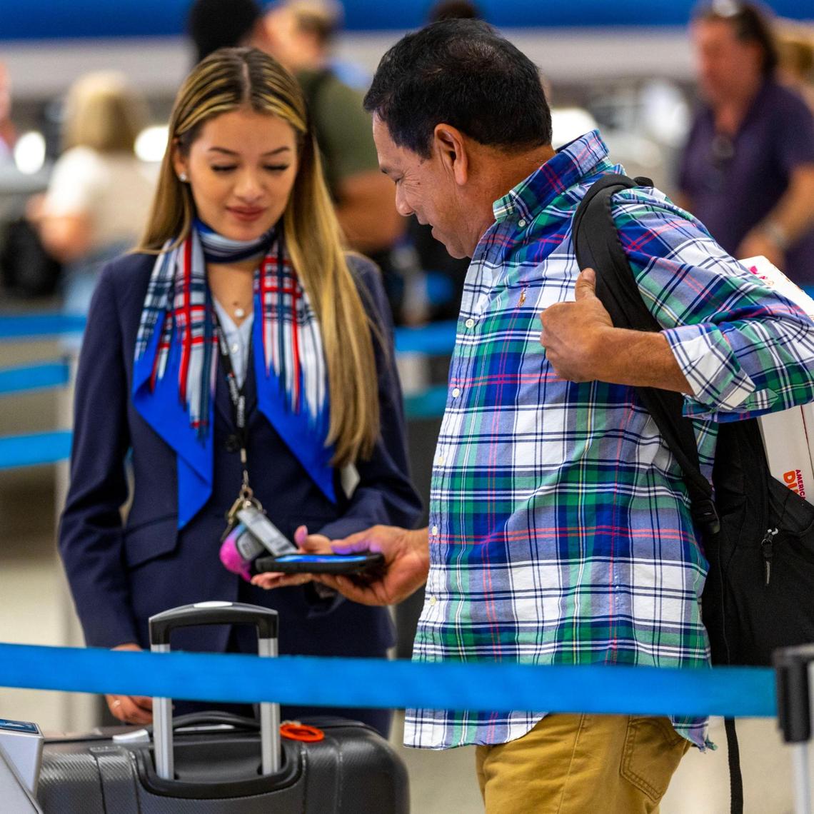 Un viajero es asistido por el personal del aeropuerto mientras se registra para un vuelo en el Aeropuerto Internacional de Miami, el miércoles 23 de noviembre de 2022.