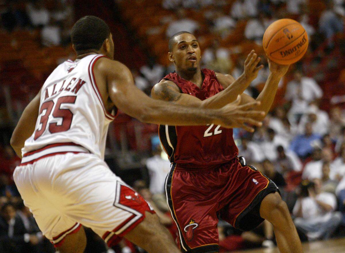 The Miami Heat’s Robert Hite looks to pass around the Bulls’ Malik Allen during the fourth quarter of their 2006-07 season opener against the Chicago Bulls on Oct. 31, 2006, at AmericanAirlines Arena.