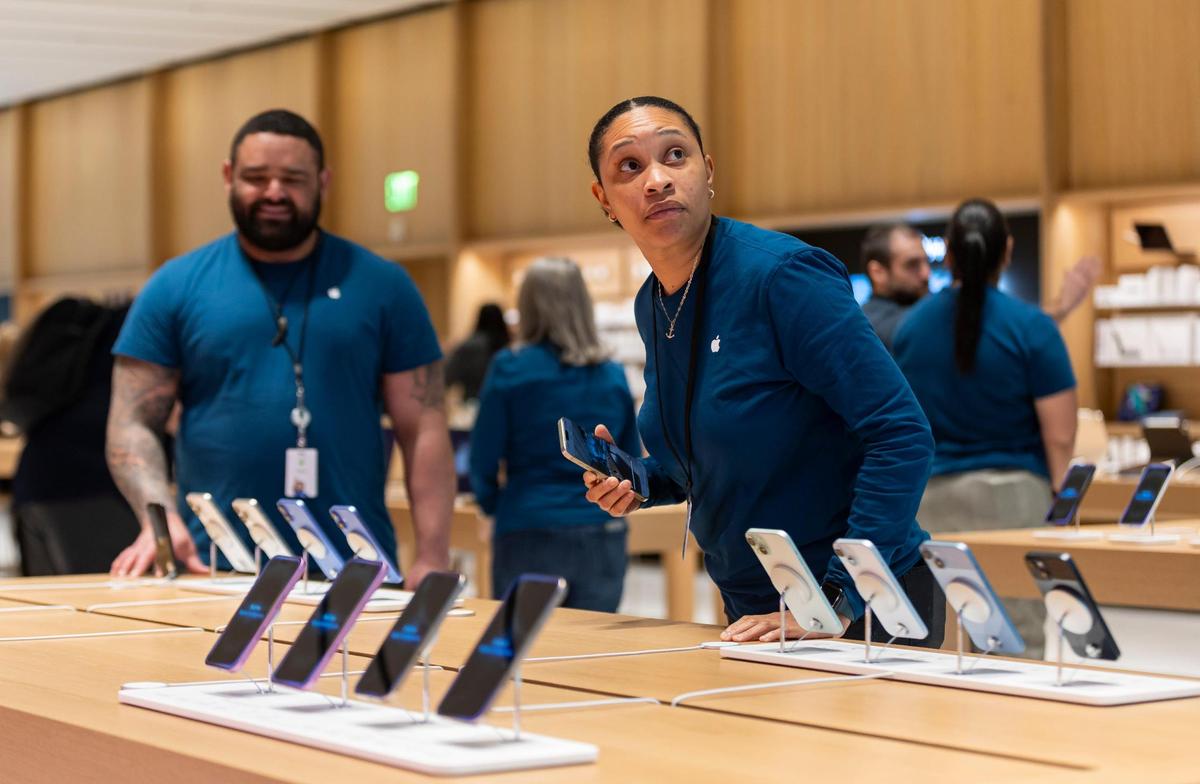 Rosanne, an Apple lead genius, is photographed during a media preview of the new Apple Miami Worldcenter store on Wednesday, Jan. 22, 2025, in downtown Miami, Fla. Apple is set to open its newest store in downtown Miami on Friday, featuring a dedicated pickup area and a biophilic garden.