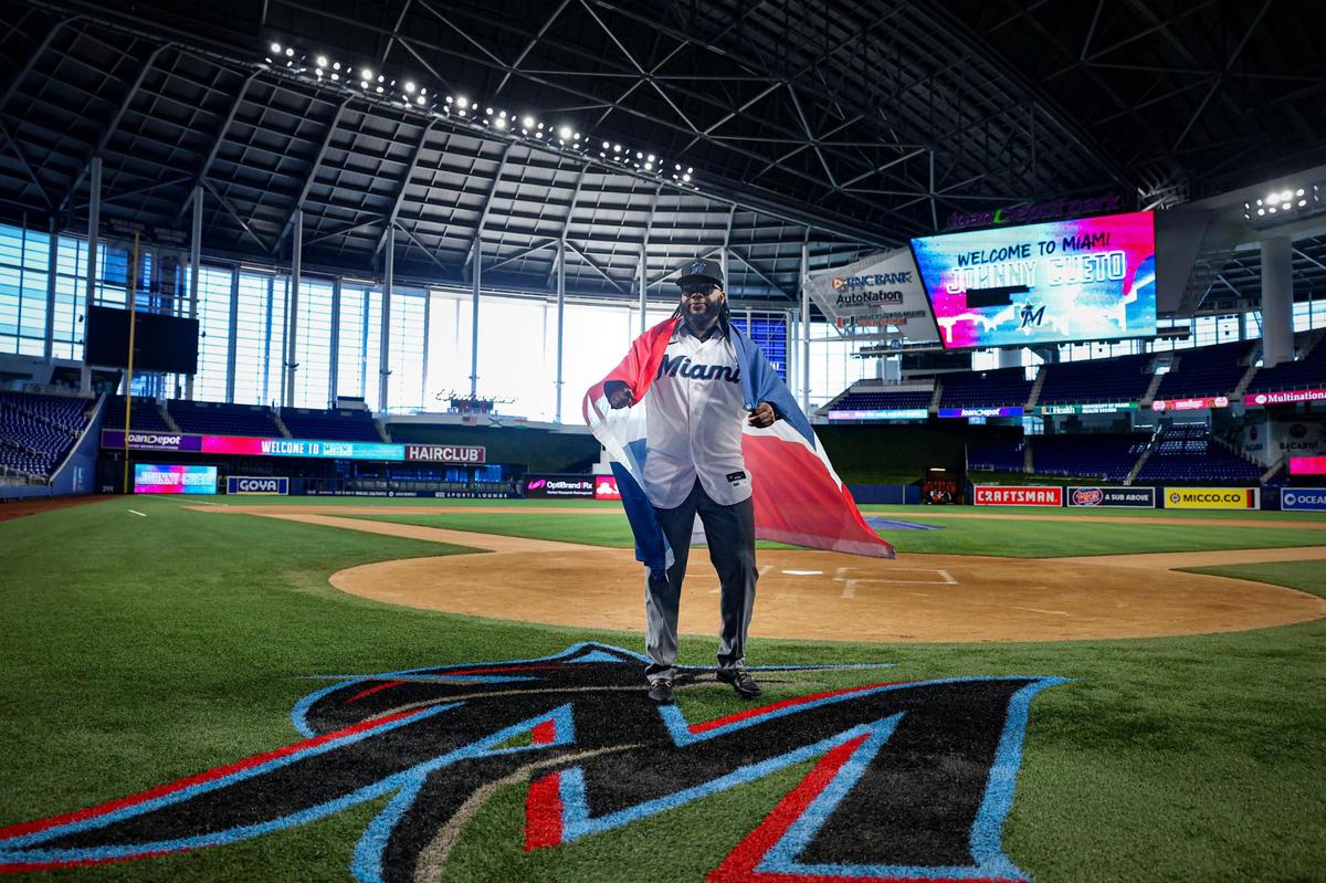 Johnny Cueto, Miami Marlins new right-handed pitcher, poses with the flag from the Dominican Republic, his home country, after being welcomed to the team on Thursday, Jan. 19, 2023, at loanDepot Park.