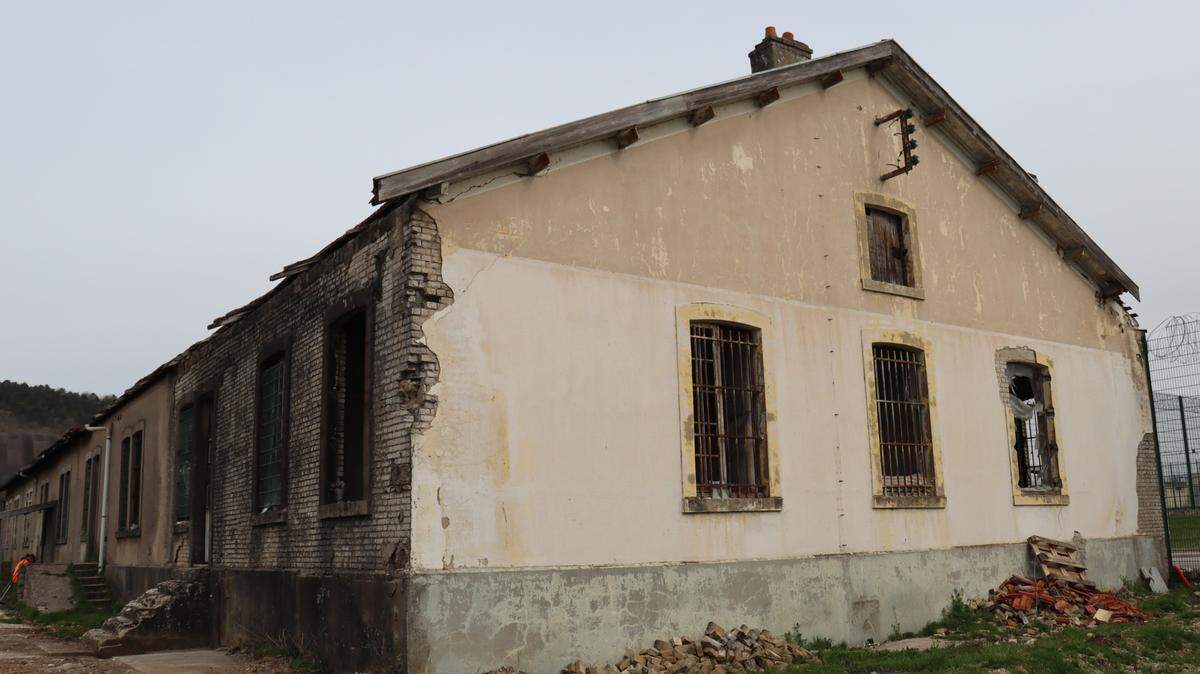 Surprising century-old graffiti was found under the paint of an abandoned prison building in France.