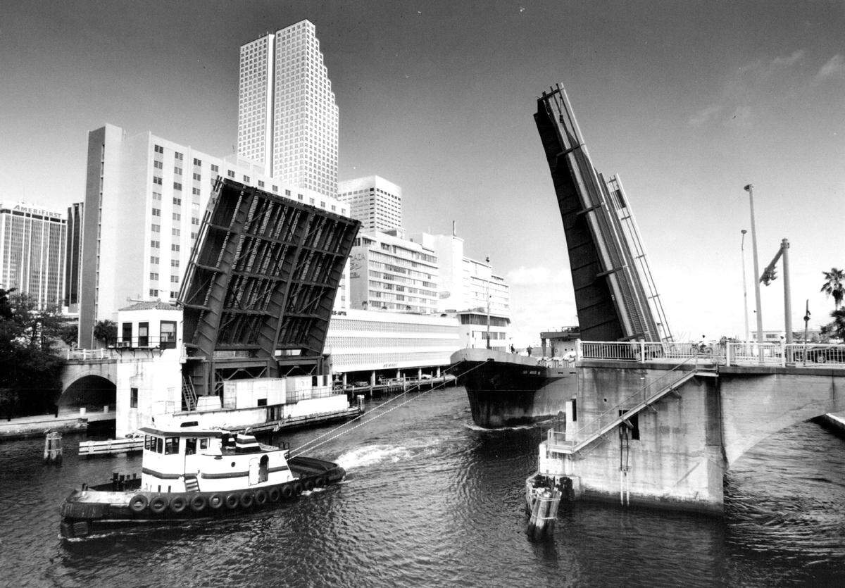 Bridge over Miami River and Brickell in 1993.