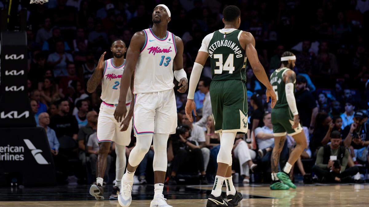El jugador del Heat, Bam Adebayo (13), y Giannis Antetokounmpo, de los Bucks de Milwaukee, entran a la cancha durante un tiempo muerto, en la primera mitad del partido celebrado el 5 de abril de 2025 en Miami.
