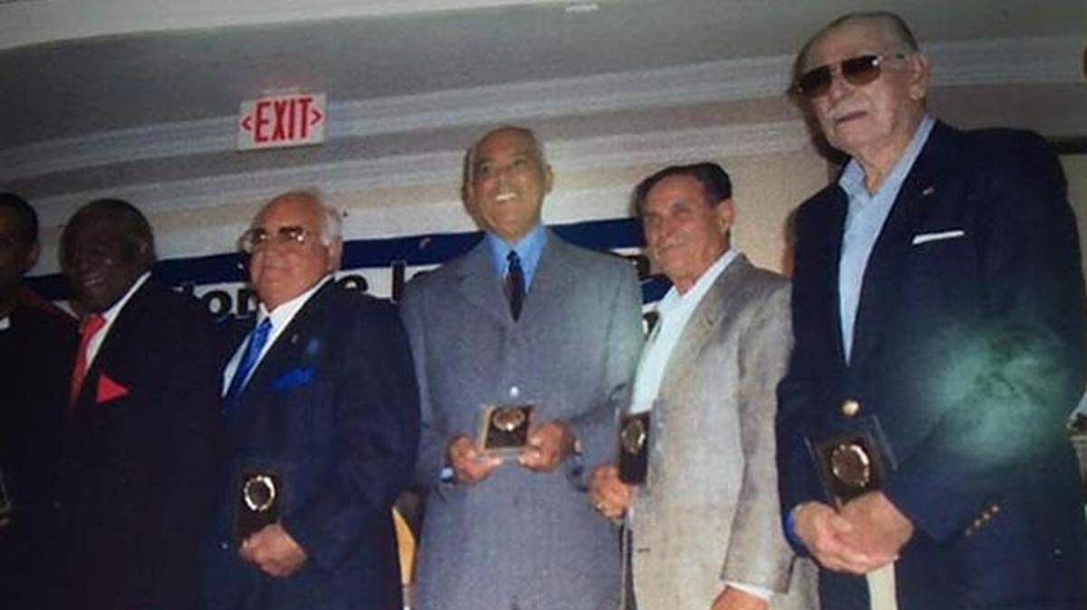 Mario González (primero de der. a izq.), conocido con el apodo “El Olímpico’’, falleció este pasado sábado 6 de febrero en la ciudad de Miami. Tenía 91 años de edad. Foto tomada en el Salón de la Fama del Deporte Cubano en el 2006.