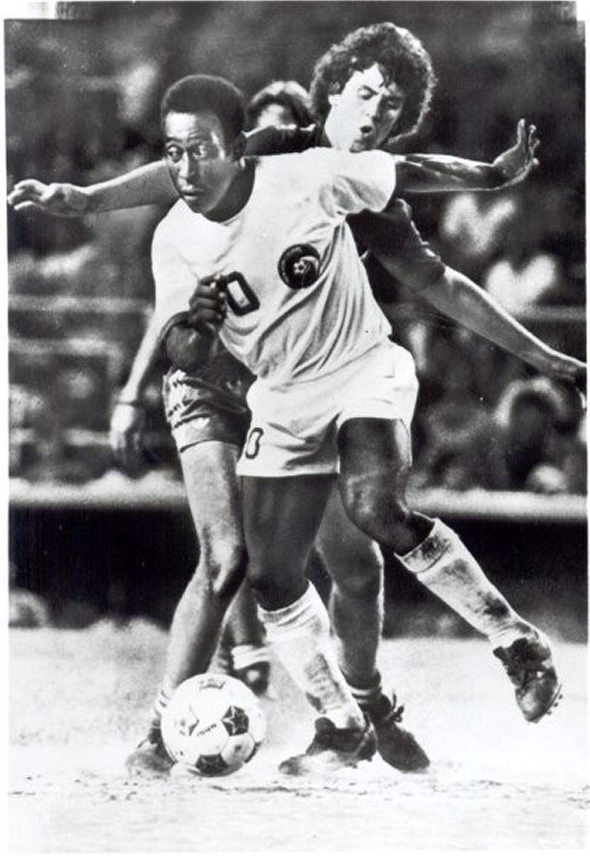 Pele in a game against the Fort Lauderdale Strikers.