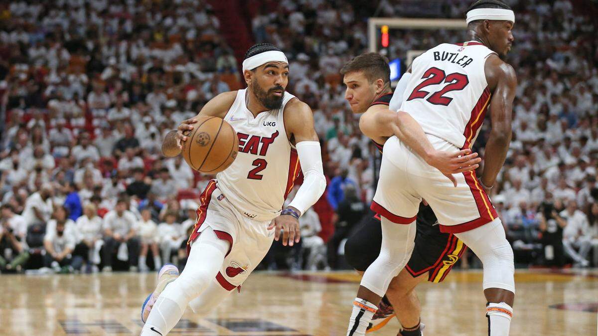 El armador suplente del Heat, Gabe Vincent (2), entra al aro aprovechando la pantalla de Jimmy Butler (22), en el partido contra los Hawks de Atlanta, el 17 de abril de 2022.