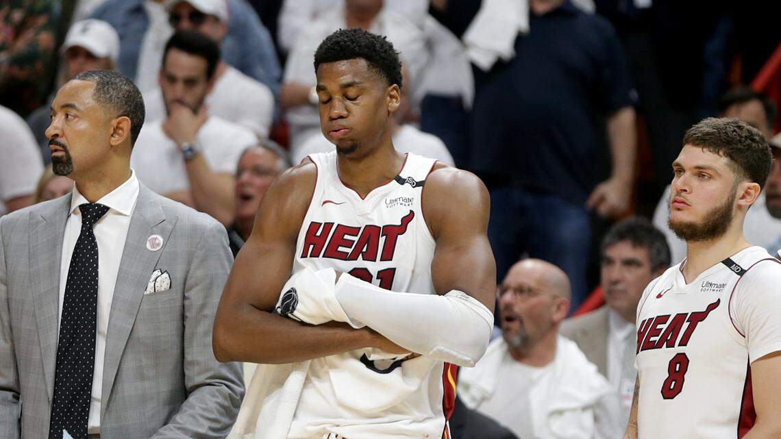 El centro del Heat Hassan Whiteside (centro) volvió al banco en el Juego 4 contra Filadelfia en Miami.