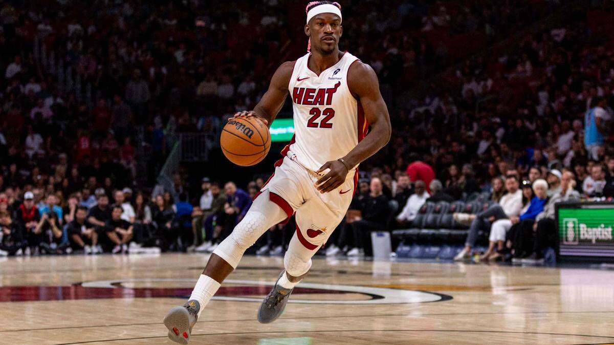 El delantero del Miami Heat, Jimmy Butler (22), dribla en la pintura durante la segunda mitad de un partido de la NBA contra los New Orleans Pelicans en el Kaseya Center el miércoles 1 de enero de 2025, en Miami, Florida.