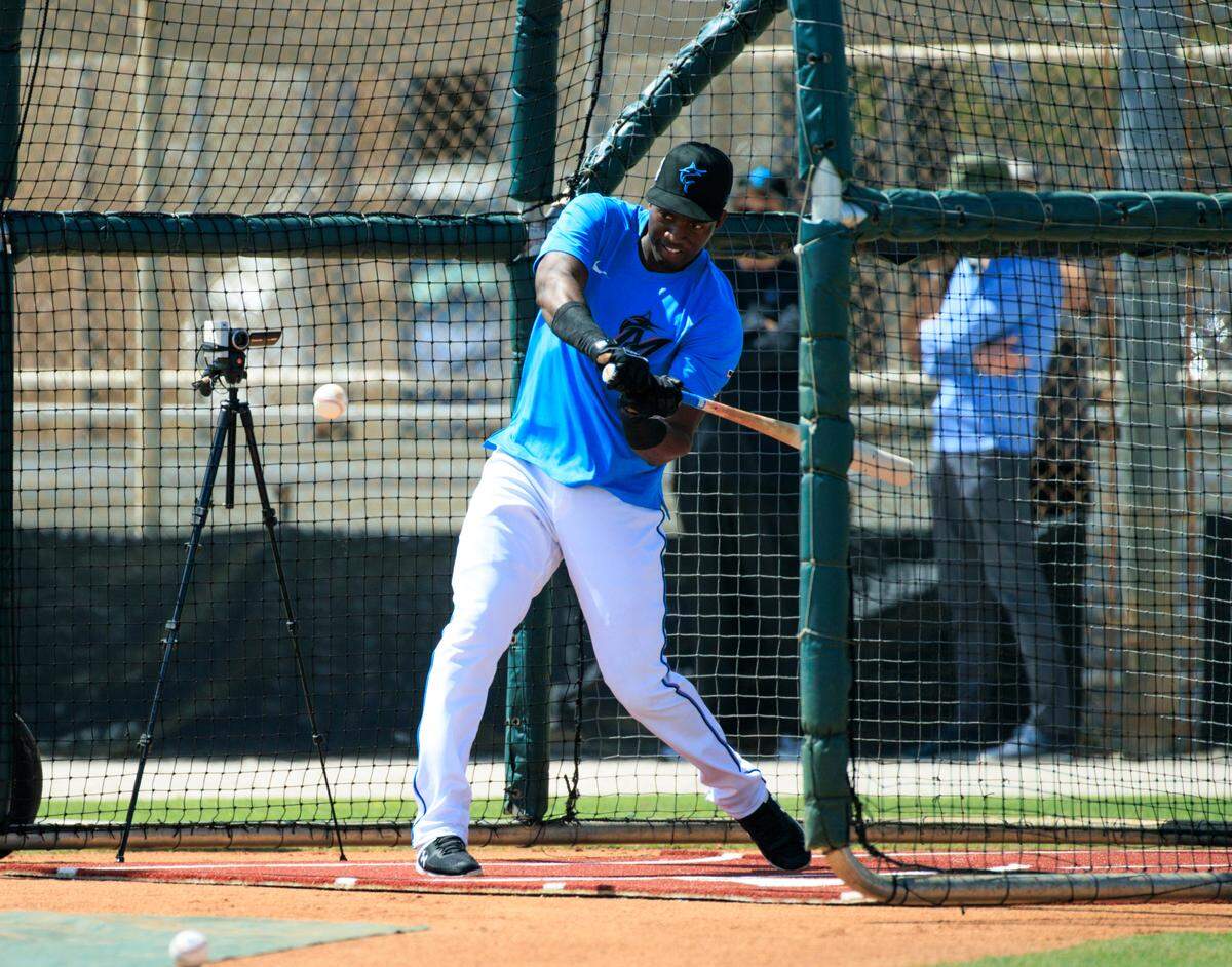 El jardinero dominicano Jesús Sánchez durante una práctica de bateo en la pretemporada, el 14 de marzo de 2022 en el Roger Dean Stadium en Jupiter, Florida.