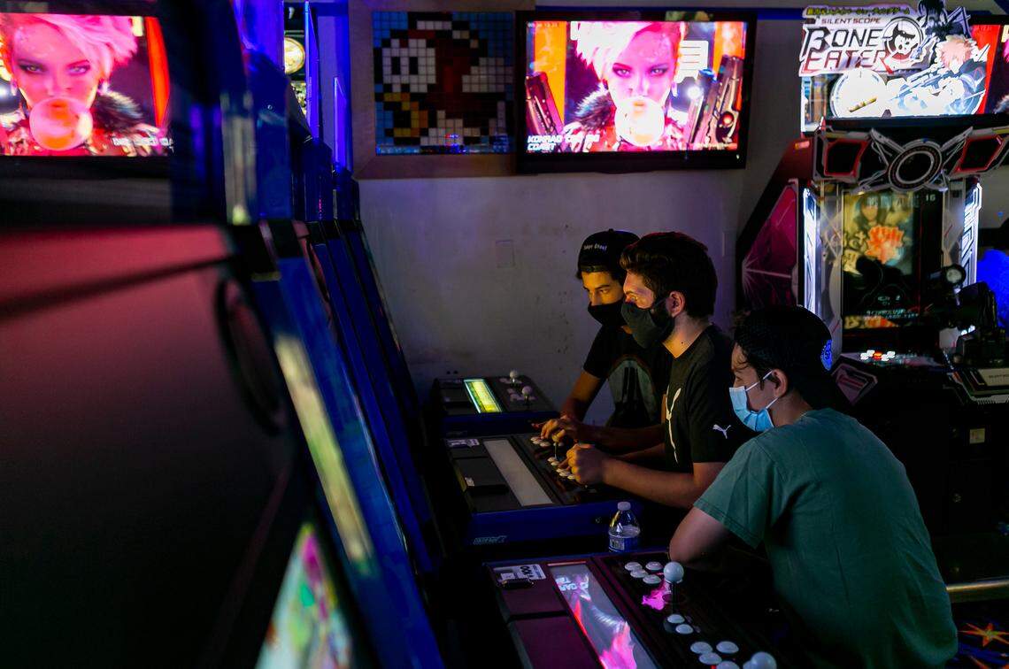 Visitantes juegan videojuegos en Arcade Odyssey, en el vecindario Kendall de Miami, el sábado 8 de mayo de 2021.