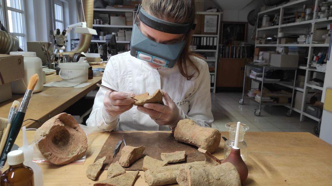 Archaeologists found 2,000-year-old pottery pieces in Paderborn and uncovered the ruins of a Roman military marching camp, photos show.