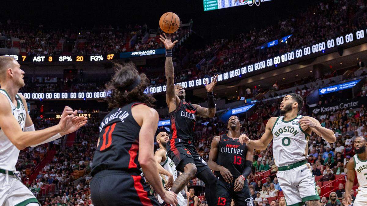 El escolta del Heat, Terry Rozier (2), dispara el flotador ante los Celtics de Boston, en el partido celebrado el 11 de febrero de 2024 en Miami.