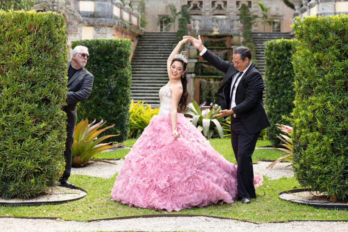 De izquierda a derecha, Roberto Escobar, Lauren López y René Lavan en la nueva obra interactiva de Rick Nájera "Sweet 15, My Quinceañera".