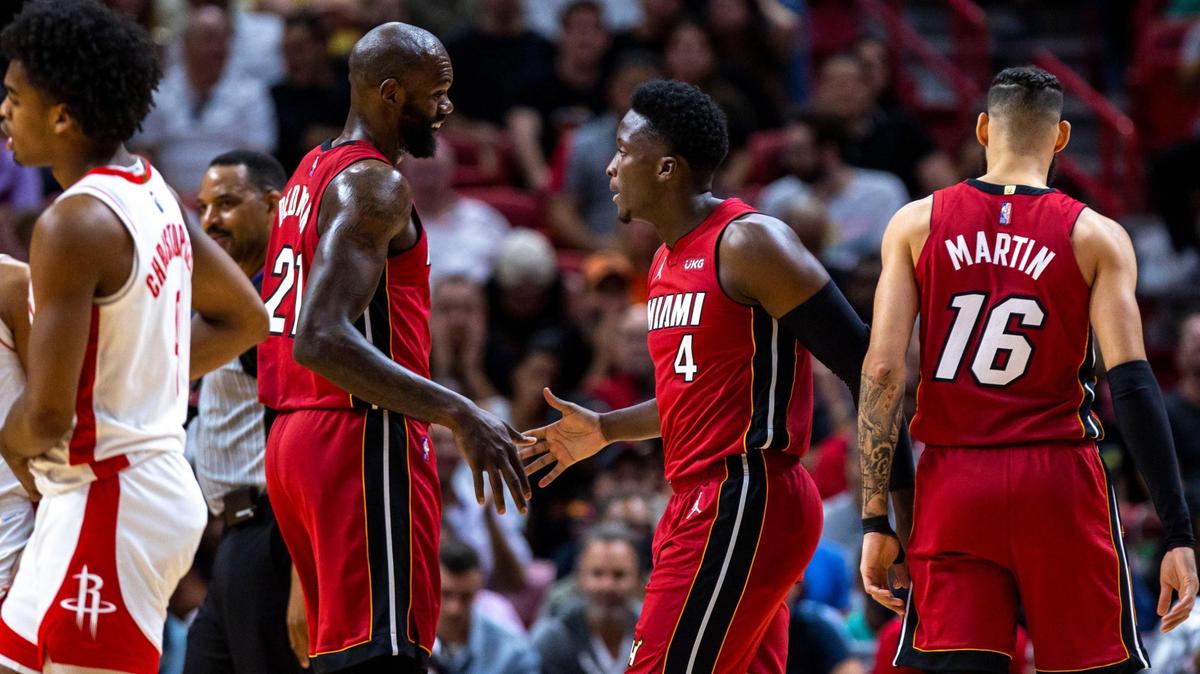 El escolta del Heat, Victor Oladipo (4), saluda a Dewayne Dedmon (21) ebn el chque contra los Rockets en el FTX Arena, el lunes 7 de marzo de 2022.