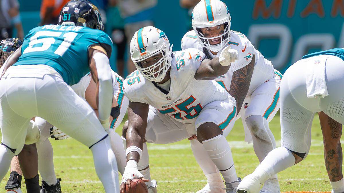 Miami Dolphins guard Aaron Brewer (55) points as Dolphins quarterback Tua Tagovailoa (1) waits for the snap during the first half of an NFL football game against the Jacksonville Jaguars at Hard Rock Stadium on Sunday, Sep. 8, 2024, in Miami Gardens, Fl.