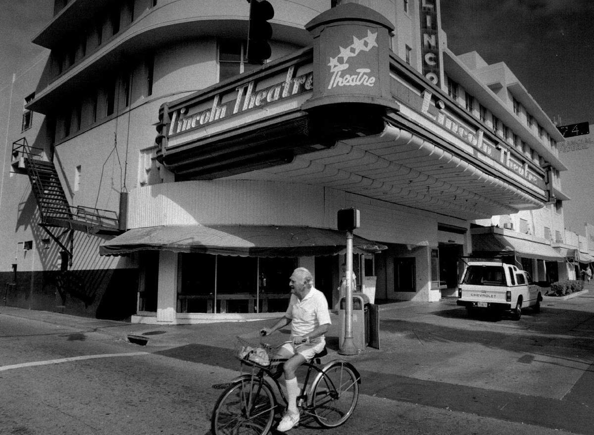 A rundown Lincoln Theater on Lincoln Road in 1989.