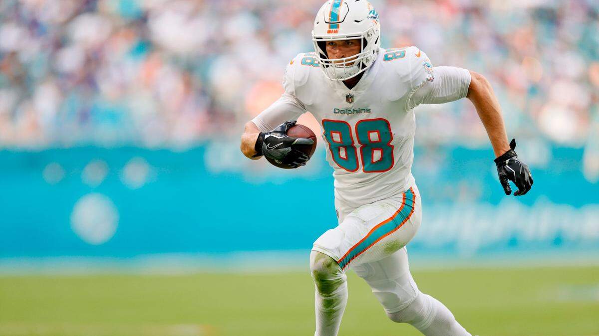 Miami Dolphins tight end Mike Gesicki (88) runs with the football during the second quarter of an NFL football game against the New York Giants at Hard Rock Stadium on Sunday, December 5, 2021 in Miami Gardens, Florida. (David Santiago Photo / Miami Herald)