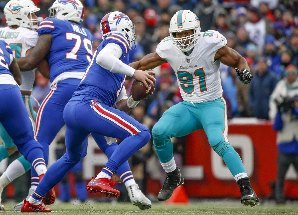 Miami Dolphins defensive end Cameron Wake (91) puts pressure on Buffalo Bills quarterback Josh Allen (17) in the first quarter of Sunday’s game.