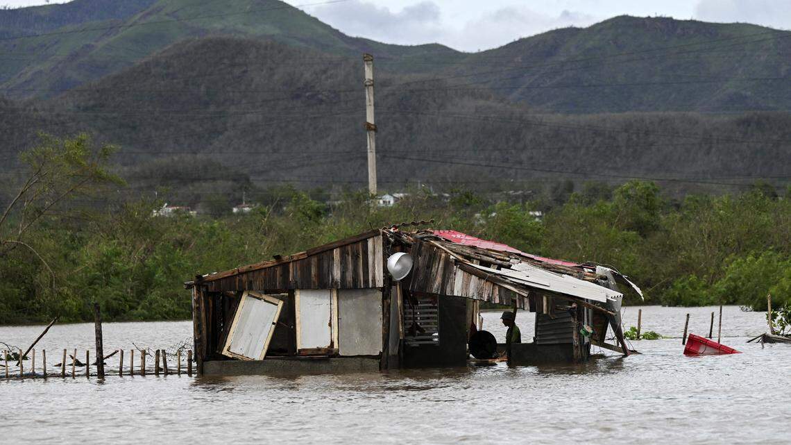 Un campesino permanece dentro de su casa inundada tras el paso del huracán Melissa por la localidad de San Miguel de Parada, en la provincia de Santiago de Cuba, el 29 de octubre de 2025.