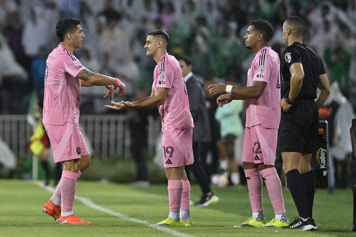 MEDELLIN, COLOMBIA - JANUARY 31: Luis Suarez of Inter Miami greets German Berterame as he leaves the field during a friendly match between Atlético Nacional and Inter Miami played at Estadio Atanasio Girardot on January 31, 2026 in Medellin, Colombia. (Photo by Gabriel Aponte/Getty Images)