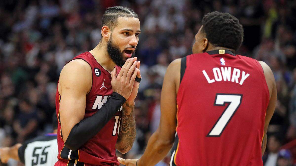 El delantero del Miami Heat Caleb Martin (izq.) y el escolta Kyle Lowry interactúan durante el partido contra los Pelicans de New Orleans, celebrado el 22 de enero de 2023 en Miami.