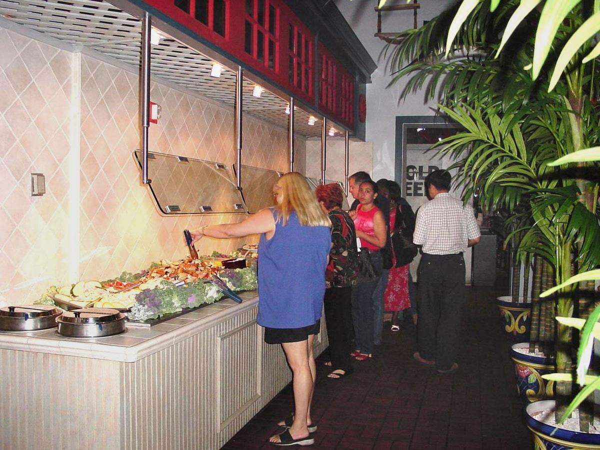 In 2002, customers at Old Boston Seafood Company load up on unlimited stone crab claws, fresh shrimp and other delicacies at one of the restaurant’s buffet bars.