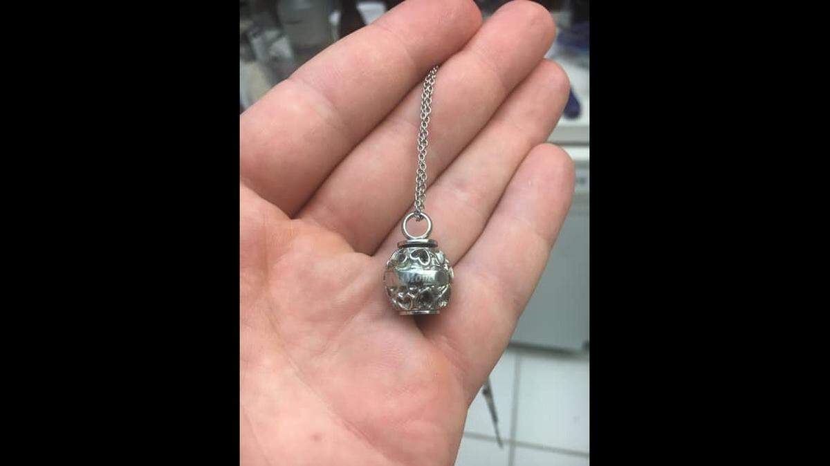 A Sarasota man is asking for help in finding the owner of a necklace filled with a mother’s ashes that he found Sunday night at Siesta Key.