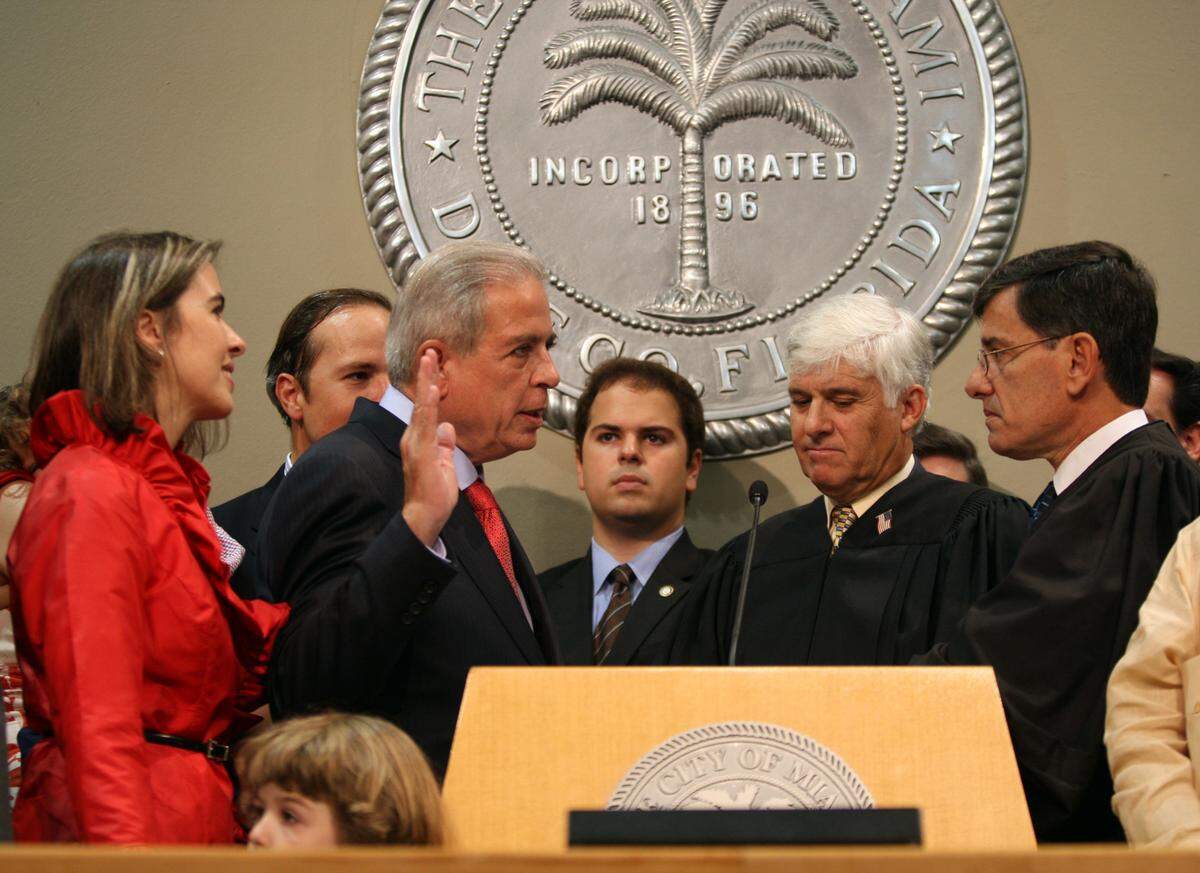 Tomás Regalado (izquierda), nuevo alcalde de la ciudad de Miami, prestó juramento en presencia de Federico Moreno (derecha), juez del Distrito 5 del Sur de la Florida, y del juez Peter López, durante la ceremonia de juramentación del nuevo alcalde en el Ayuntamiento de Miami. En la imagen, detrás del nuevo alcalde, aparecen sus hijos Raquelita, Tomasito y José.
