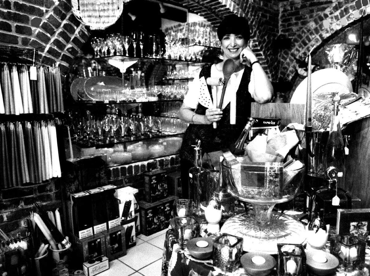In 1994, Kitchen Hearth, a kitchenware shop, on 41st Street inn Miami Beach.