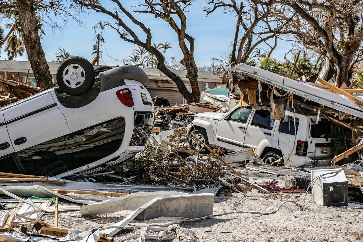 Vehículos dañados yacen entre los escombros de las casas destruidas por el huracán Ian en Fort Myers Beach el lunes 3 de octubre de 2022.