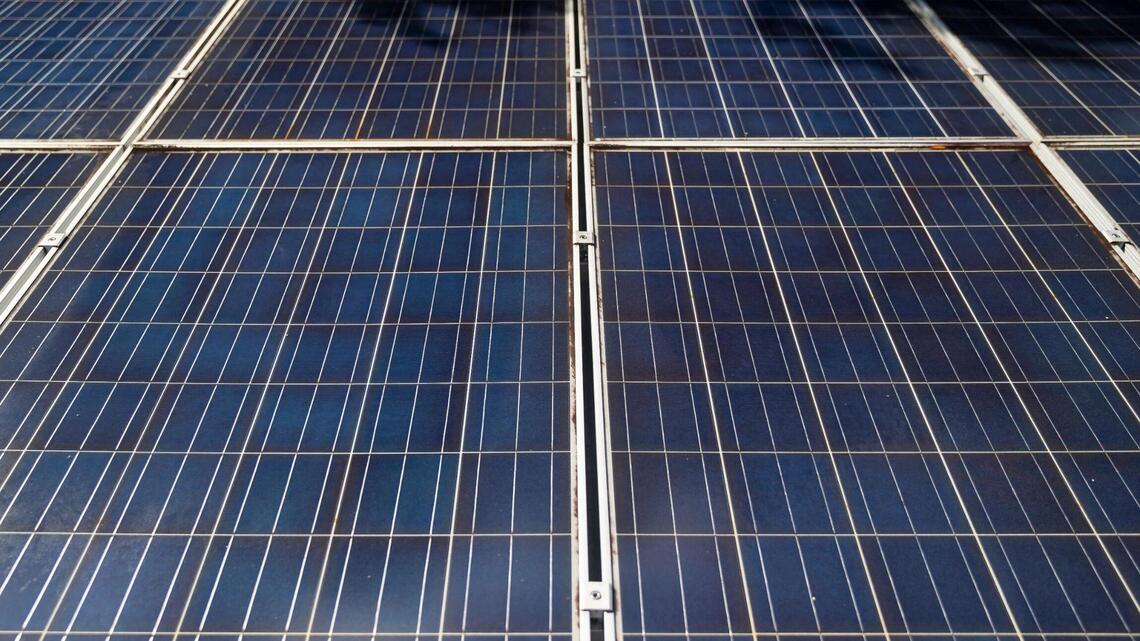 ¿Piensa poner paneles solares en su casa? Tenga cuidado con los prestamistas y estafas de ventas